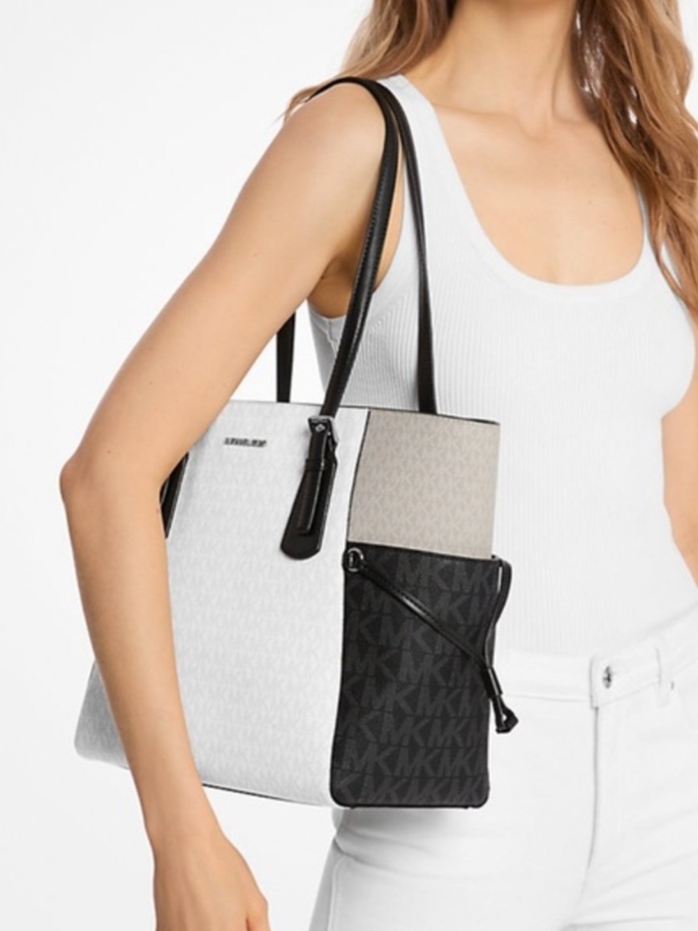 Michael Kors Voyager Large EW
Top Zip Color-Block Logo
Shoulder Bag Tote